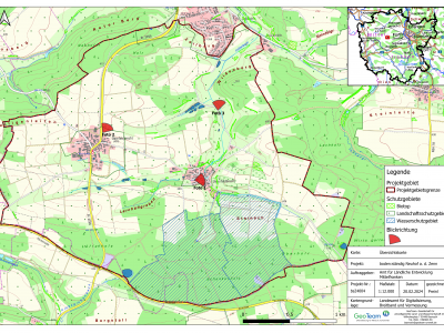 Umriss des Projektgebietes auf Topographischer Karte; eingetragen sind die Aufnahmepunkte/Blickrichtung der Fotos sowie Biotope und Wasserschutzgebiet.