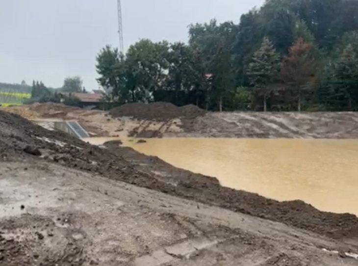 Um die Ablaufrohre des Beckens zu verlegen, wird der Straßenverkehr in der BAustelle eingeschränkt.