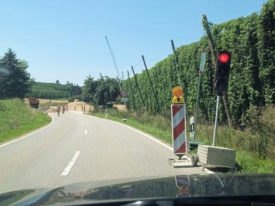 Um die Ablaufrohre des Beckens zu verlegen, wird der Straßenverkehr in der BAustelle eingeschränkt.