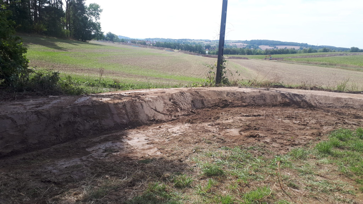 Erdwall zum Wasserrückhalt