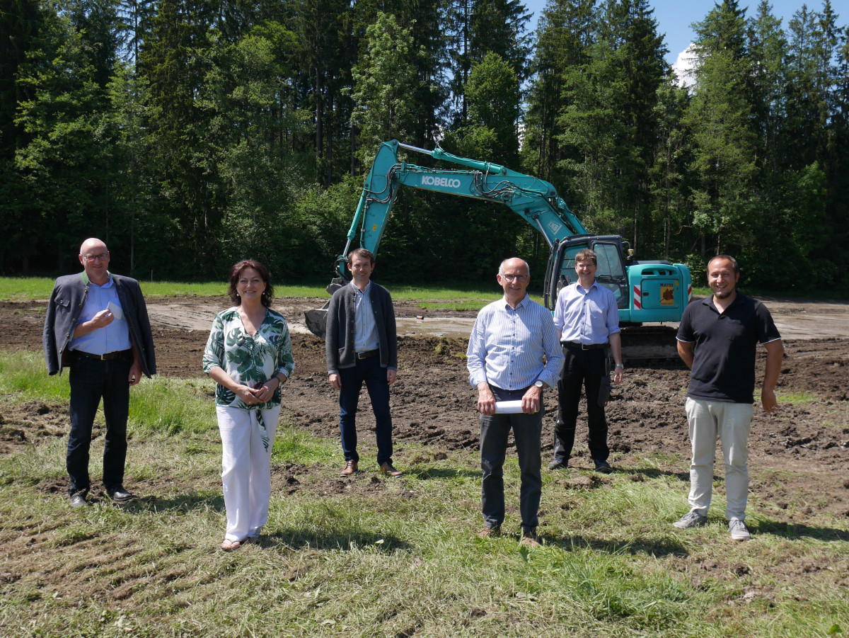 Ortstermin mit Abstand: Landrat Bernhard Kern, 3. Bürgermeisterin Rosmarie Hainz, Bürgermeister Andreas Buchwinkler, boden-ständig Projektleiter Franz Knogler, TG-Vorsitzender Thomas Kronast vom Amt für Ländliche Entwicklung u. sein Vorgänger Martin Alexy