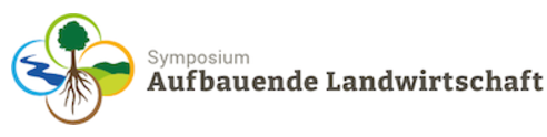 Das Logo des Symposiums Aufbauende Landwirtschaft; bestehend aus Schriftzug und vier farbigen Kreisen: grün (oben) mit Baum, gelb (rechts) Landschaft, braun (unten): Wurzeln, blau (links): Wasserlauf