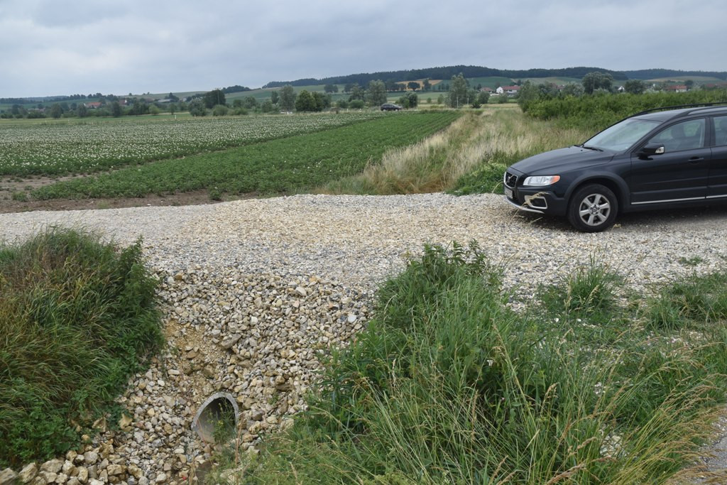 Detail: Ein Querweg dient dem Wasserrückstau. Der Notüberlauf bei Starkregen geht nun in den Graben in der Bildmitte und nicht mehr durch das Kartoffelfeld (links).