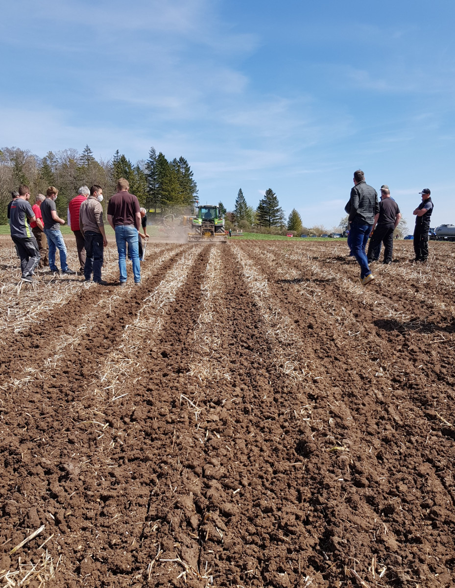 Foto: Landwirte betrachten das Ergebnis bei der Bodenbearbeitung mit einem Roto-Strip-Till Verfahren von Strebel