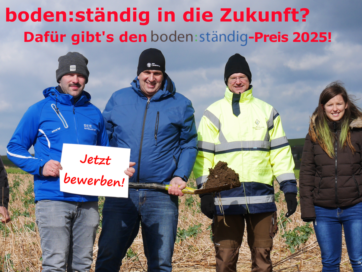 Vier Personen stehen in wetterfester Kleidung auf einem Mulchsaatfeld; einer hält ein Schild mit der Aufschrift "jetzt bewerben!", einer einen Spaten mit Erde darauf. Darüber steht: boden:ständig in die Zukunft? Dafür gibt's den boden:ständig-Preis 2025