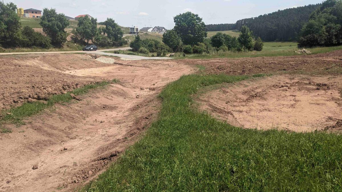 Erdbauarbeiten auf der Ausgleichsfläche in Neuhof a. d. Zenn haben begonnen