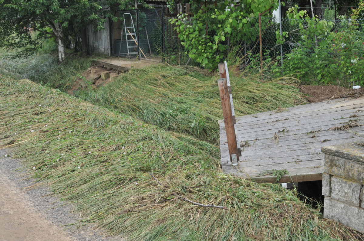 Foto: Bei dem Unwetter am 04.07.2021 wurde die kleine Holzbrücke Nähe Seestraße/Klosterstrasse über den Riedengraben von den Wassermassen weggespült