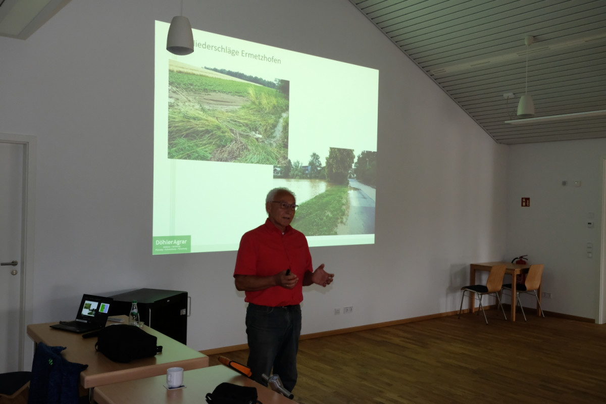 Foto: Herr Koch von DöhlerAgrar bei der Präsentation während des Praxisdialogs