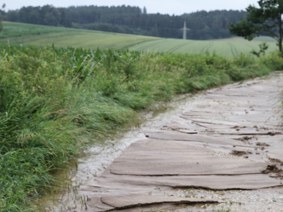 Erosionsmaterial auf Feldweg