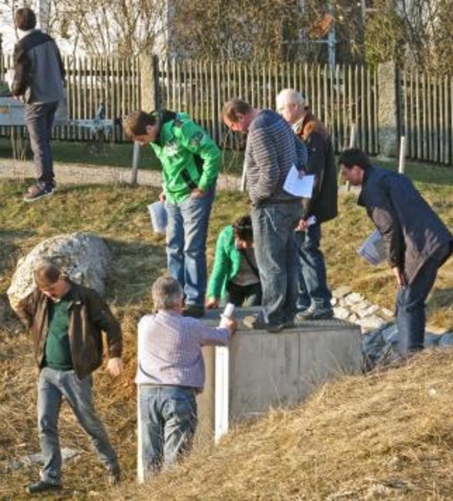 Das Ableitungsbauwerk wird genauestens untersucht