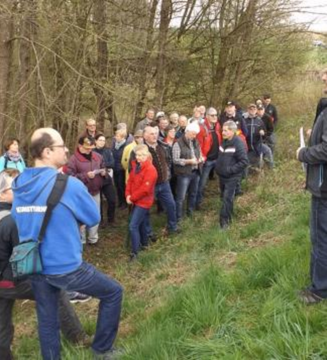 Interessierte Zuhörer bei der "Frühjahrs-Drei-Quellen-Wanderung"