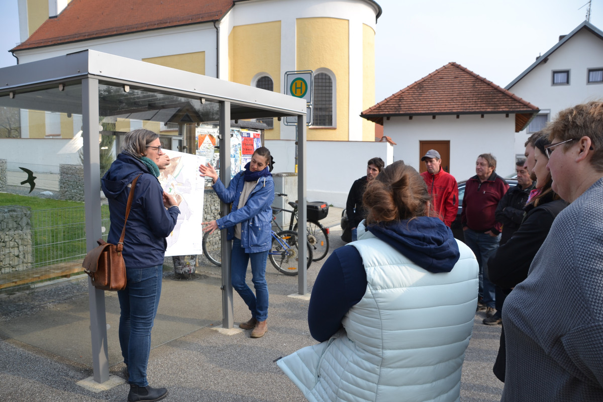 Vor Ort stellen die Projekt-Koordinatorin Martina Prielmeier und die Mitarbeiterin des Planungsbüros landimpuls, Miriam Diestler einen Plan vor.