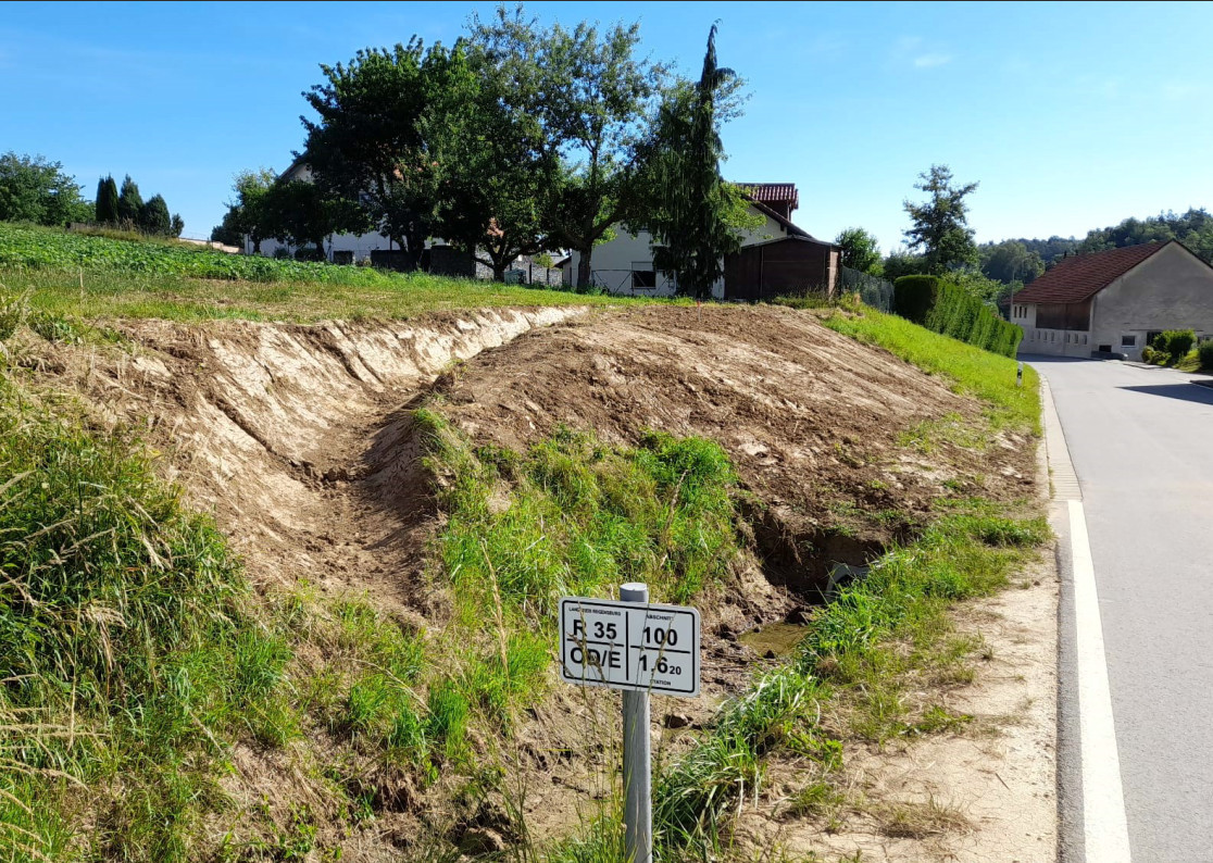 Ein kurzer Graben an der Böschung sorgt dafür, dass das Wasser aus dem Feld in den Graben gelenkt wird.