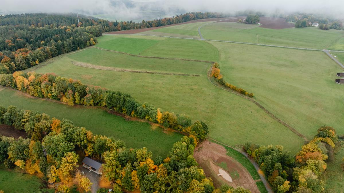 oben links die in Mulde-Wall-Struktur angelegten Hecken - unten rechts ist eines der Rückhaltebecken zu sehen.