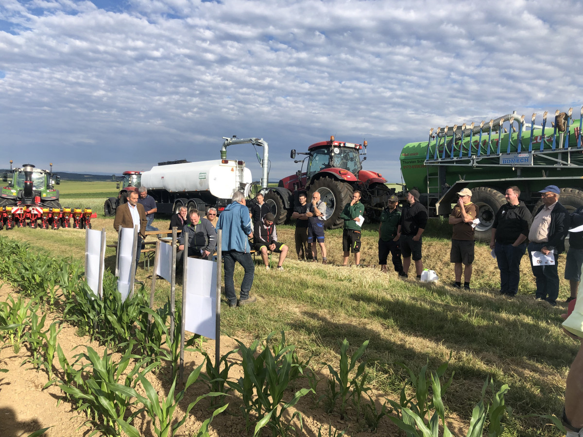 Insgesamt 25 Landwirte trafen sich auf dem Maisacker von Yari Schlembach in Aubstadt, um mehr über den Aufbau des Bodens und die Möglichkeiten zur Verbesserung der Bodenstruktur zu erfahren.