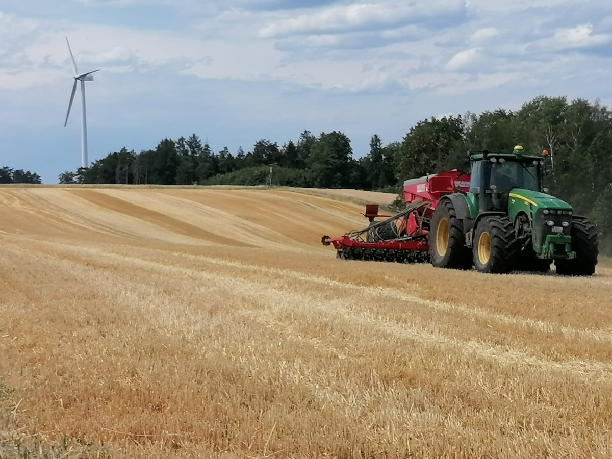 Schlepper mit Sämaschine auf einem Stoppelfeld