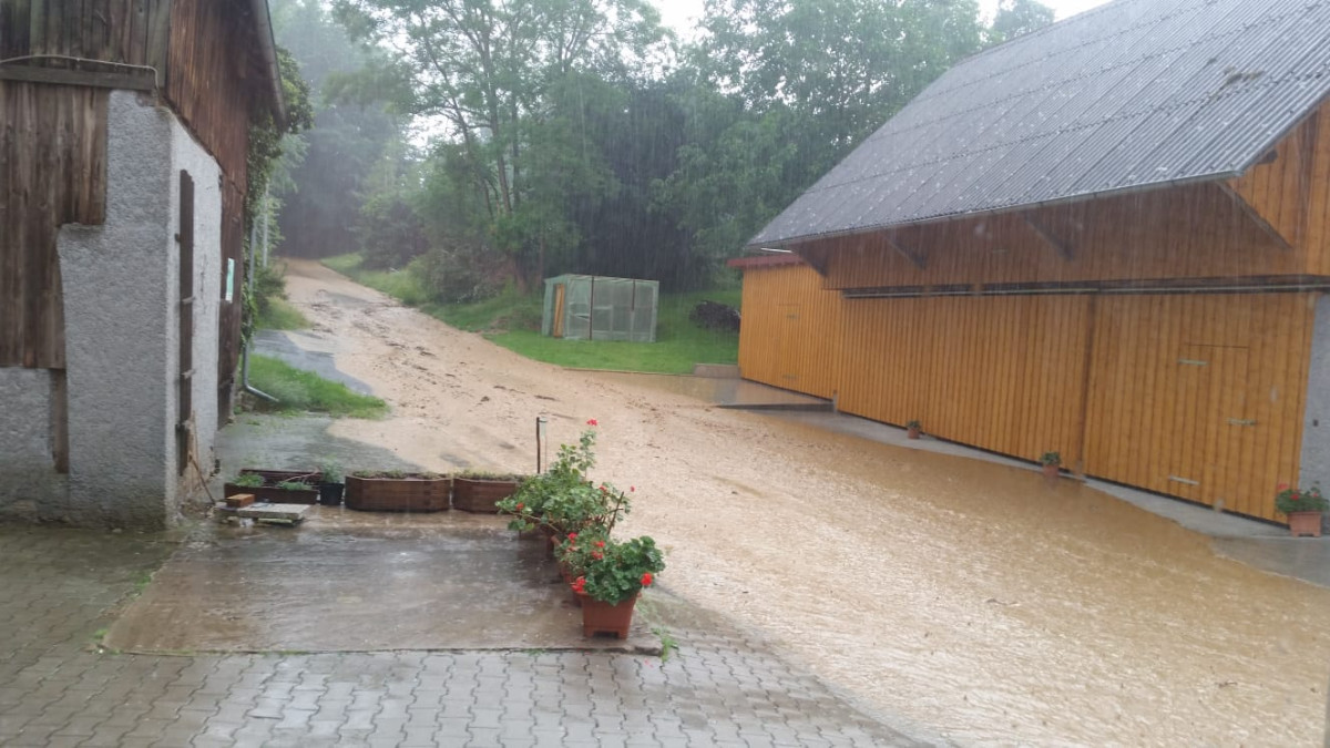 Wasser und Schlamm aus der südlichen Flur