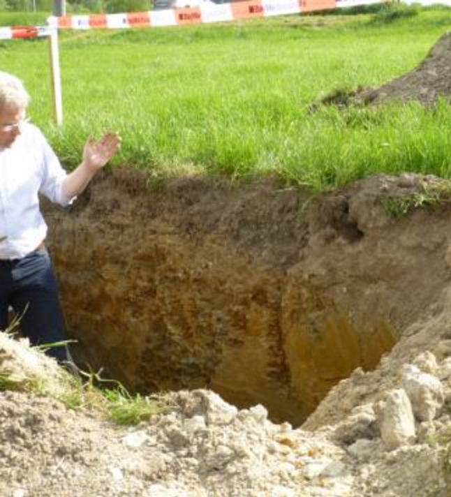 Prof. Schmidtke erklärt ein Bodenprofil