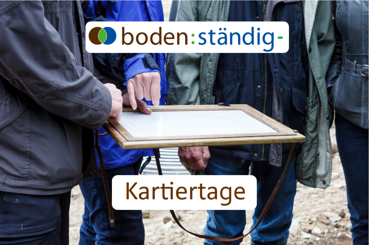 Ausschnitt: mehrere Menschen schauen und zeigen auf eine hölzerne Plantafel; dazu Logo und Schriftzug boden:ständig-Kartiertage