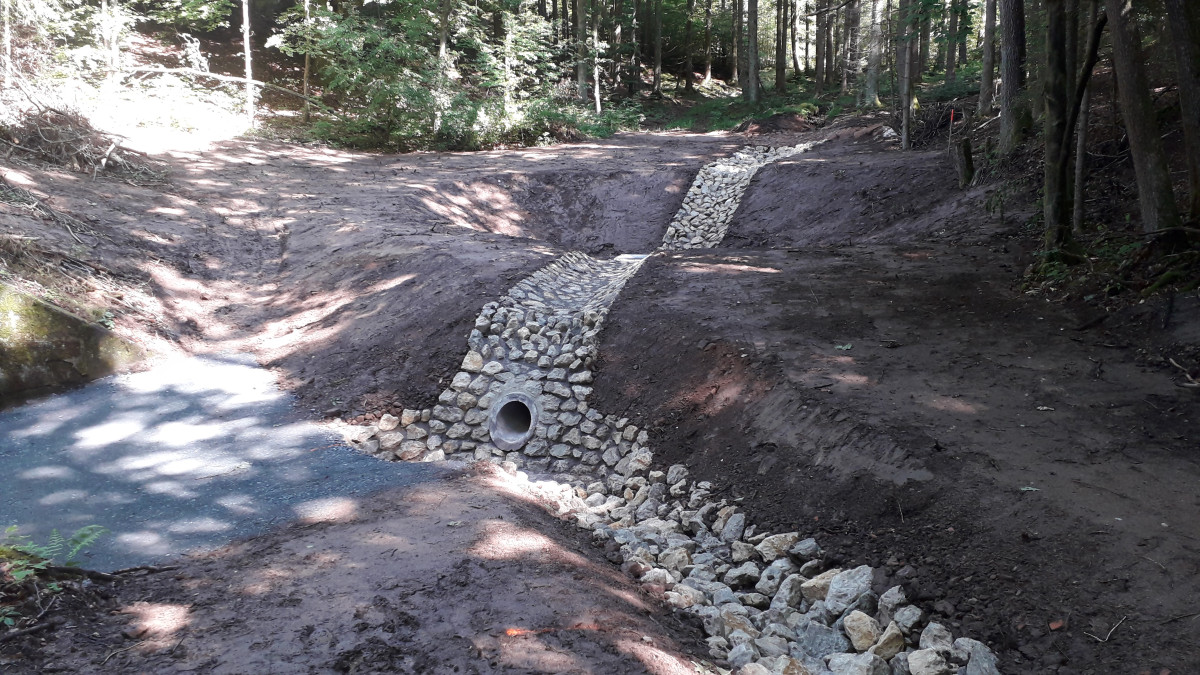 In einem großen Becken direkt vor dem Durchlass kann das ankommende Wasser aus dem Wald verlangsamt und gedrosselt abgeleitet werden.