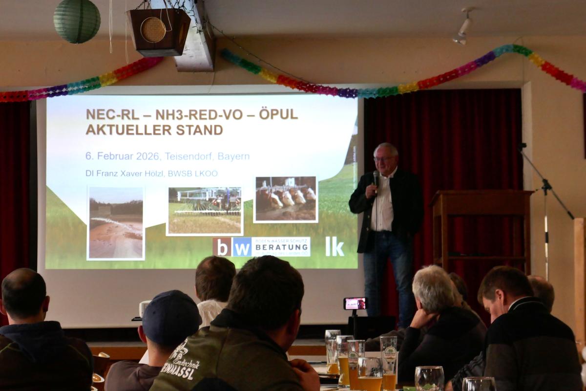 Franz Xaver Hölzl von der Boden.Wasser.Schutz.Beratung der Landeskammer Oberösterreich steht auf einer Bühne vor einer PowerPoint Präsentation und referiert zur Gülleseparierung