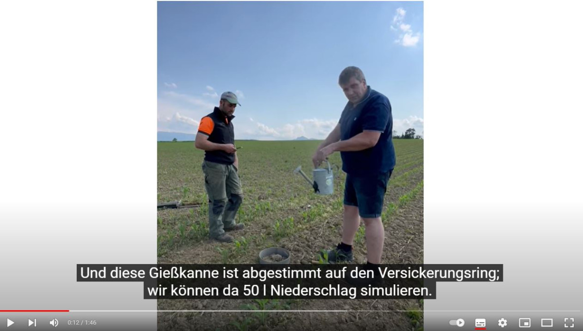 Mathias Auer (links im Bild) und Christian Fuchsgruber beim Versickerungsversuch auf einer Fläche am Abtsdorfer See