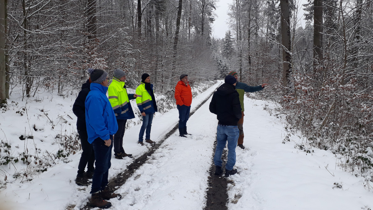 Teilnehmer des Abstimmungstermins in Oberscheinfeld trafen sich in einer Schneelandschaft