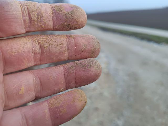 Hand mit Bodenresten (Ton)