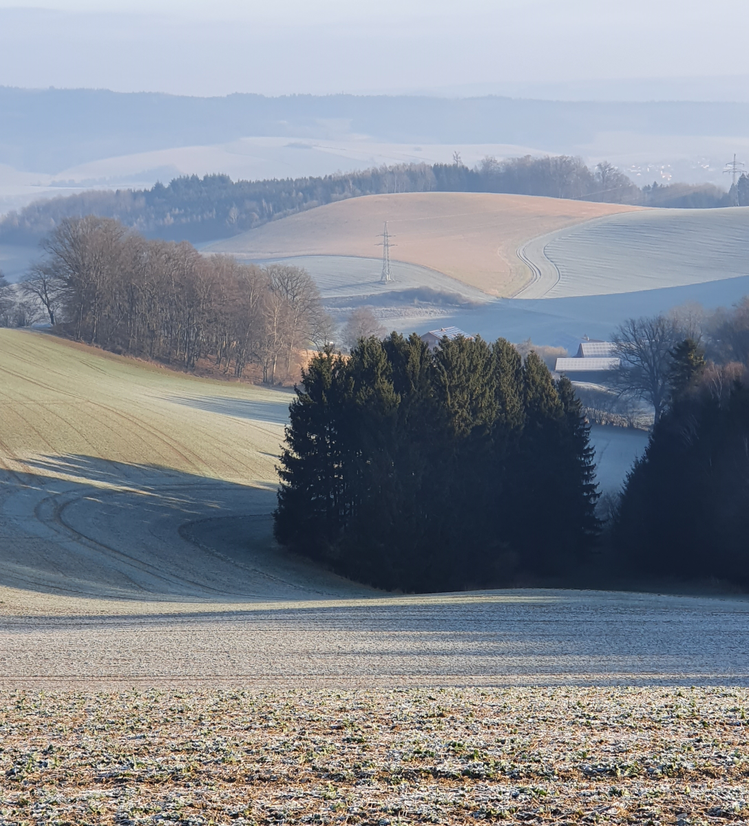 Blick auf die von steilen Hängen umgebene Ortschaft Wimm