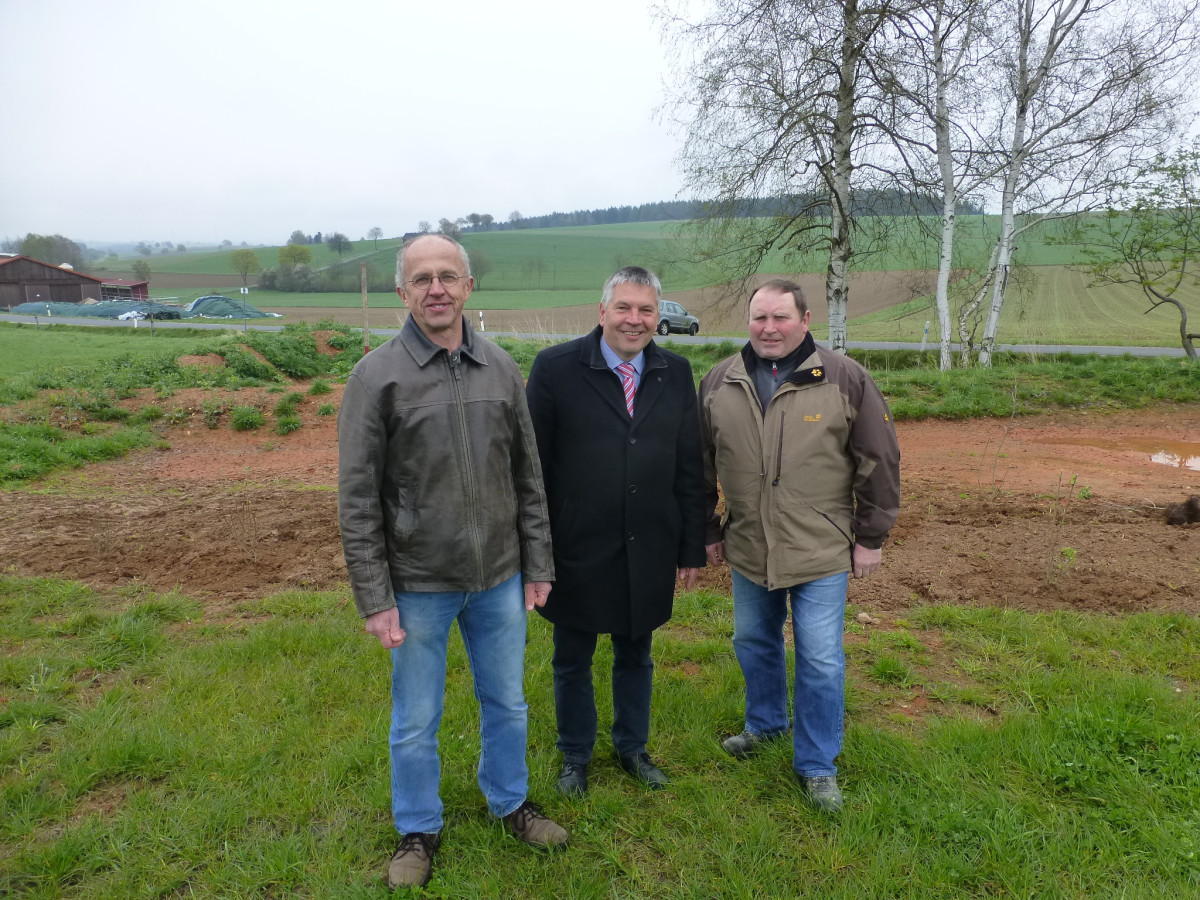 Herr Wesinger (GeoTeam Bayreuth), Bürgermeister Bernd Hofmann, Landwirt Wolfgang Hendel