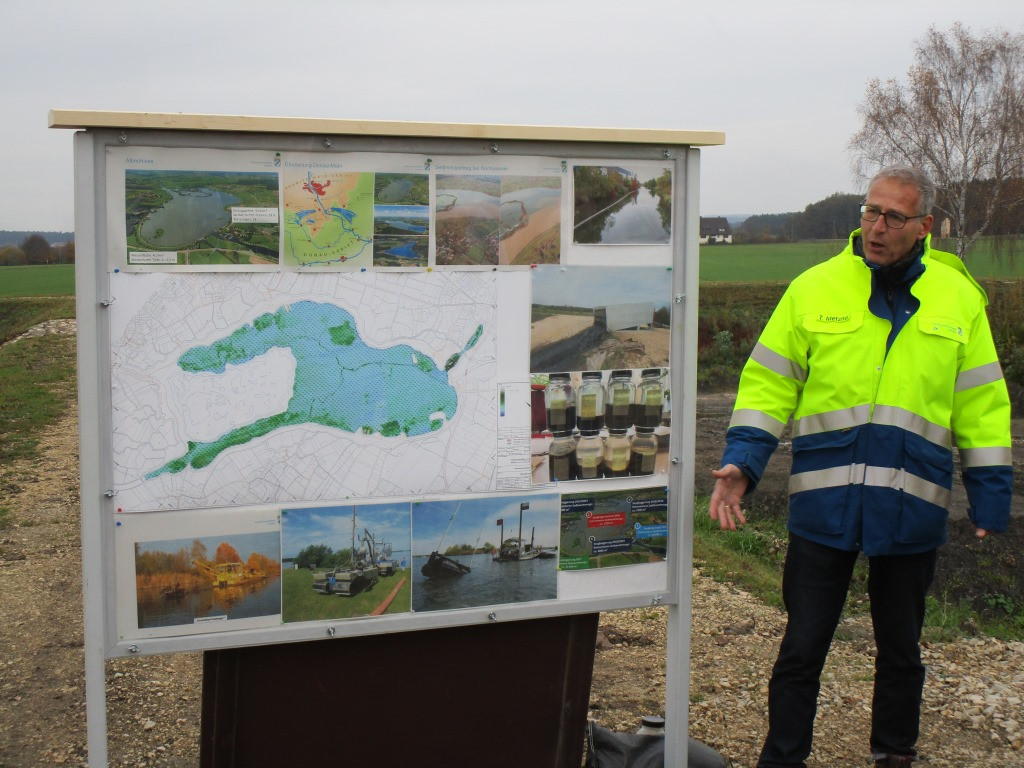 Herr Metzner erklärt das Sedimentmanagement am Altmühlsee