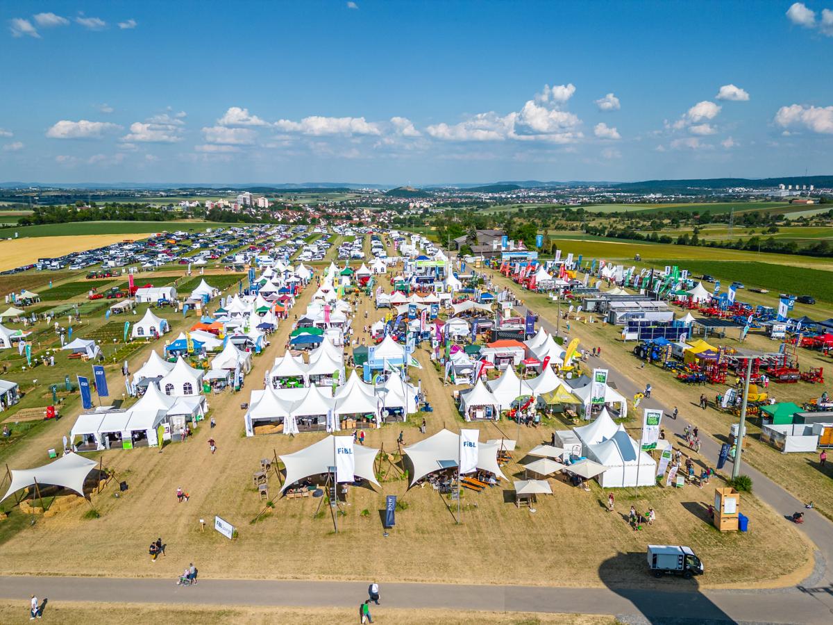 Schrägluftbild auf das Messegelende mit zahlreichen Zelten, Demo-Parzellen und ausgestellten Maschinen bei bestem Wetter