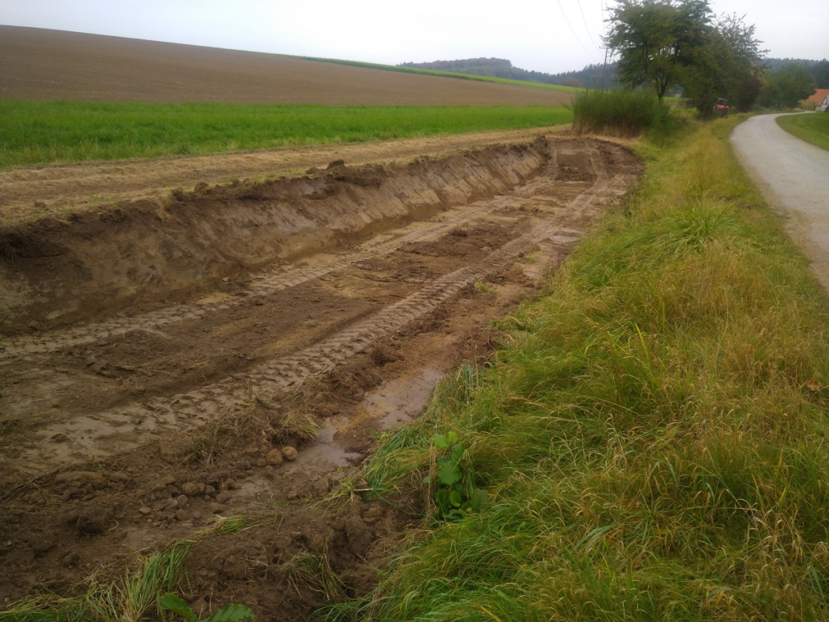 Aufweitungen entlang eines Straßengrabens