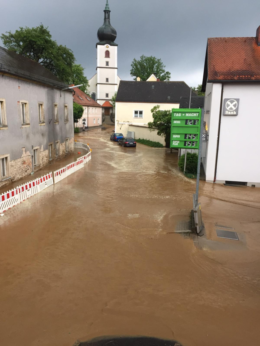 Schlammiges Wasser fließt durch Konnersreuth