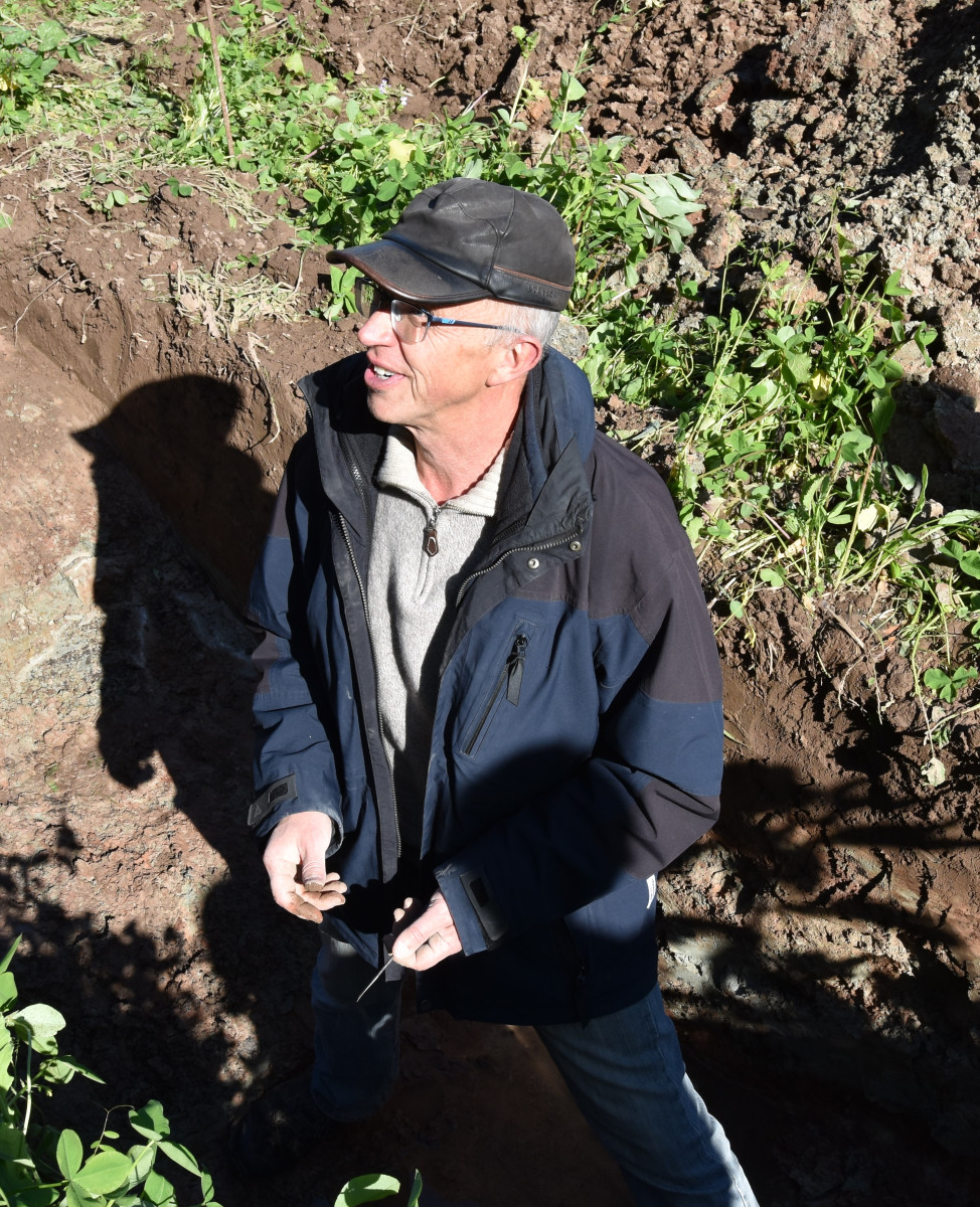 Reinhard Wesinger vom GeoTeam erläutert in der Bodengrube die Bodeneigenschaften und deren Entstehung