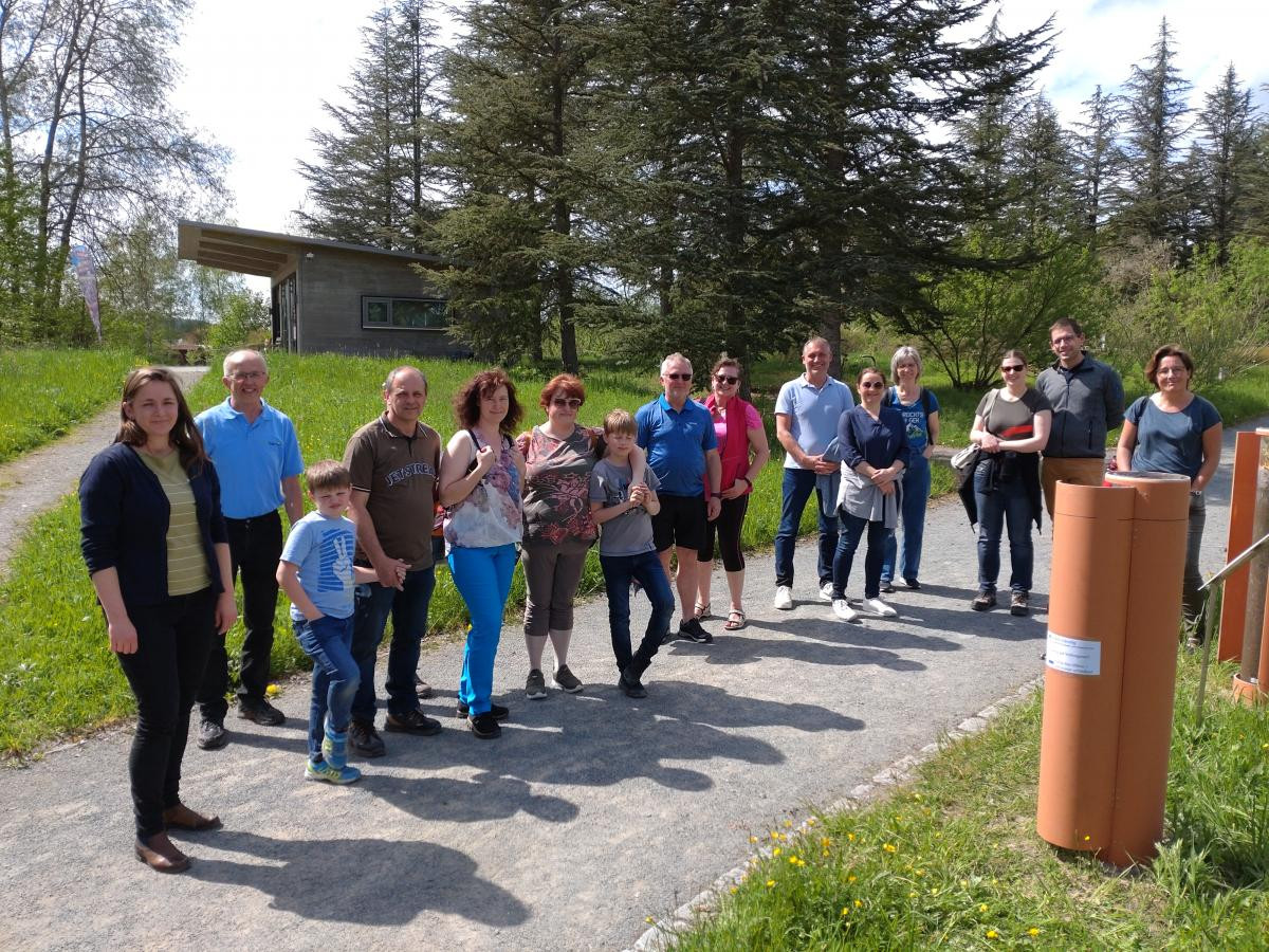 Gruppe von Ausstellungsbesuchern mit Bäumen im Hintergrund