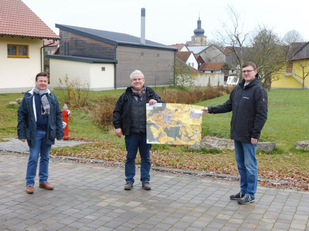 3. Bürgermeister Andreas Schonath. Dr Michael Link und 1. Bürgermeister Michael Senger mit einer Erosionsgefährdungskarte für die Flur rund um Oberleiterbach, die als Datengrundlage für das boden:ständig-Konzept dient