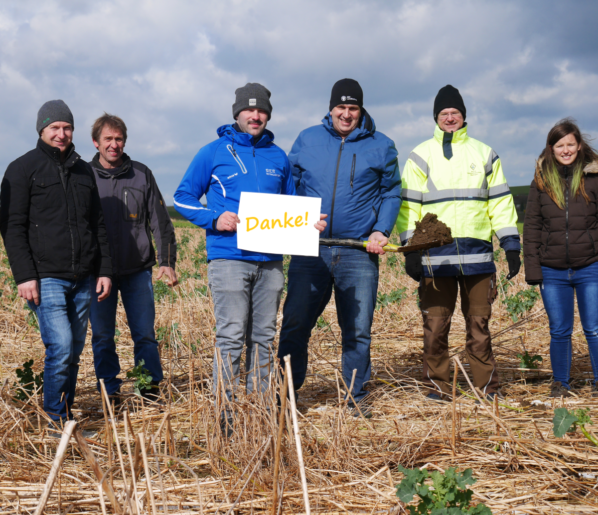 Image-Bild boden:ständig-Preis2025 mit 6 Personen auf Acker, einer hält ein Schild mit der Aufschrift "Danke!"