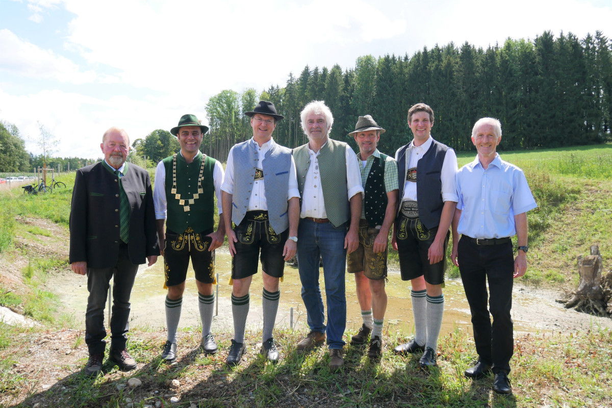 v.l.n.r.: Josef Huber (stv. Landrat), Alois Loferer (BGM Bad Endorf), Thomas Kronast (ALE Oberbayern), Hans Murner (BGM Höslwang), Rupert Hilger, Sepp Linner und Josef Holzmann, Amtsleiter am ALE Oberbayern