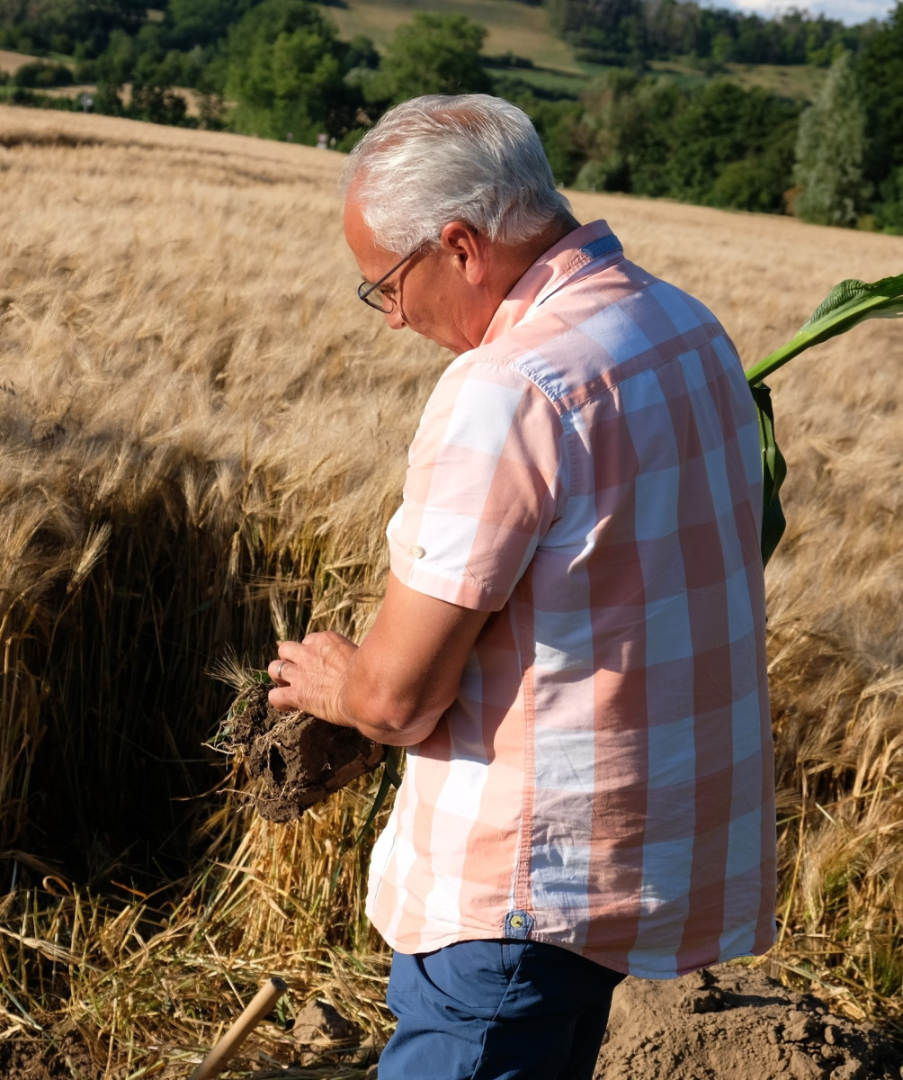 Foto: Hans Koch mit Spaten auf einem Maisacker