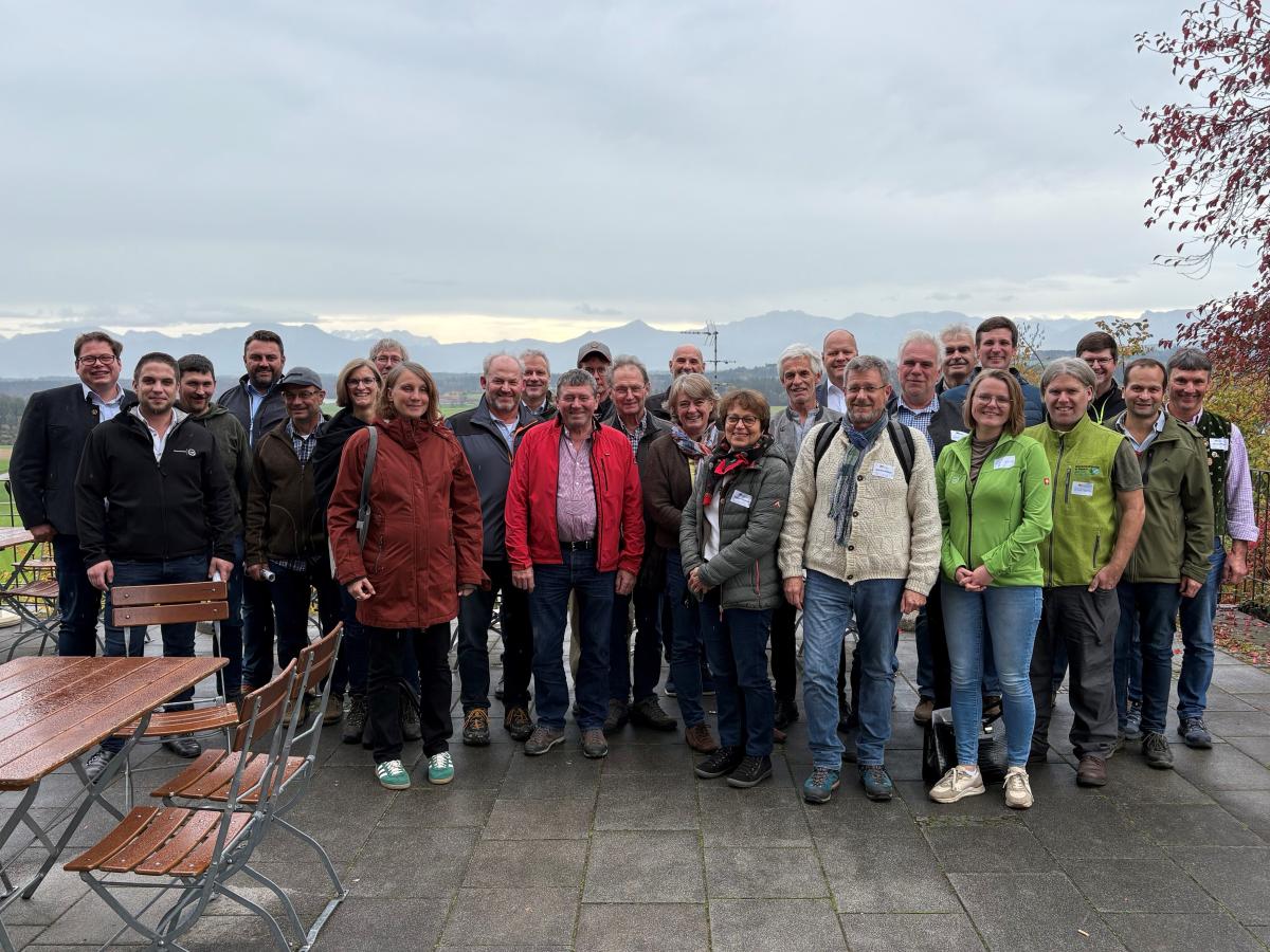 Gruppenfoto der Teilnehmenden am Wasserpakttreffen vor einer Bergkulisse