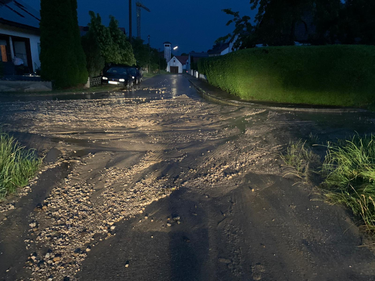 Sedimentfächer am Ortseingang von Schönesberg am Abend des 26. Juni 2020