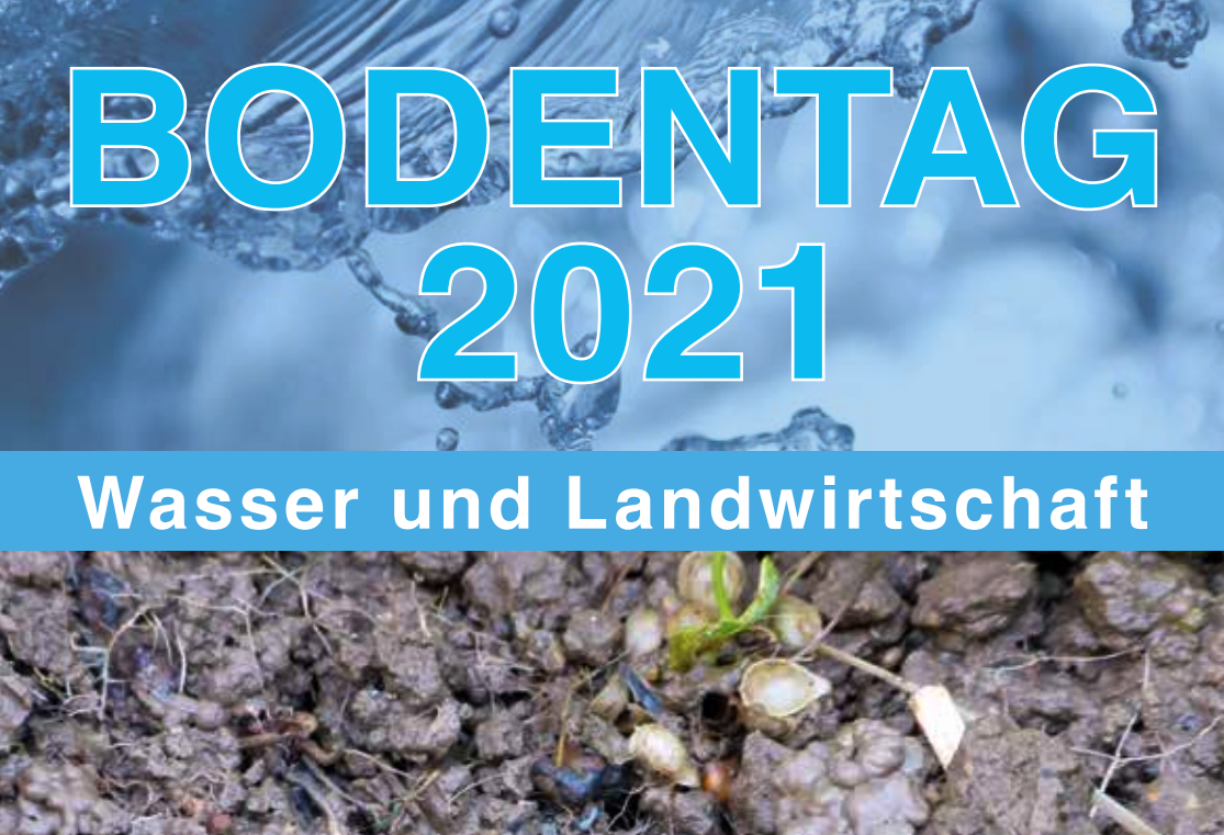 Schriftzug "Bodentag 2021 - Wasser und Landwirtschaft"; darunter eine Nahaufnahme eines feuchten Oberbodens.