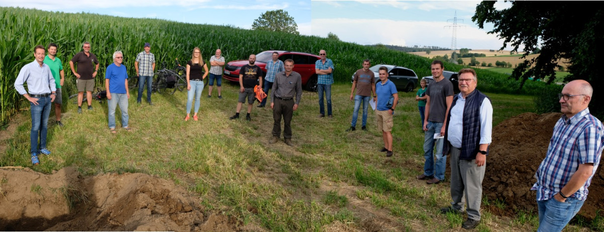 Foto: Teilnehmerinnen und Teilnehmer auf einem Feld beim Praxisdialog