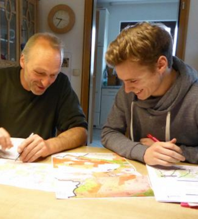 Jonas Preinl (rechts) erarbeitet mit Projektbetreuer Petr Mlnarik die Inhalte seiner Bachelorarbeit.