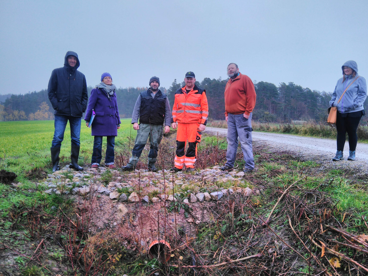 Zweiter Ortstermin: Schon sind die ersten Maßnahmen in Diespeck zu sehen. Es freuen sich: das vom ALE beauftragte Fachplanungsbüro, die Wasserberaterin des AELF, Landwirte und Bauhofmitarbeiter.