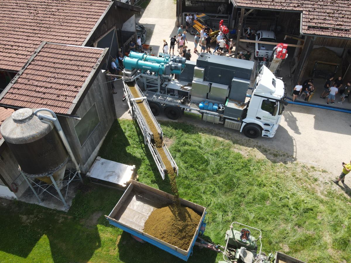 Gülleseparator montiert auf einem LKW. Die feste Phase wird mittels eines Förderbands auf einen Anhänger zum Abtransport geladen