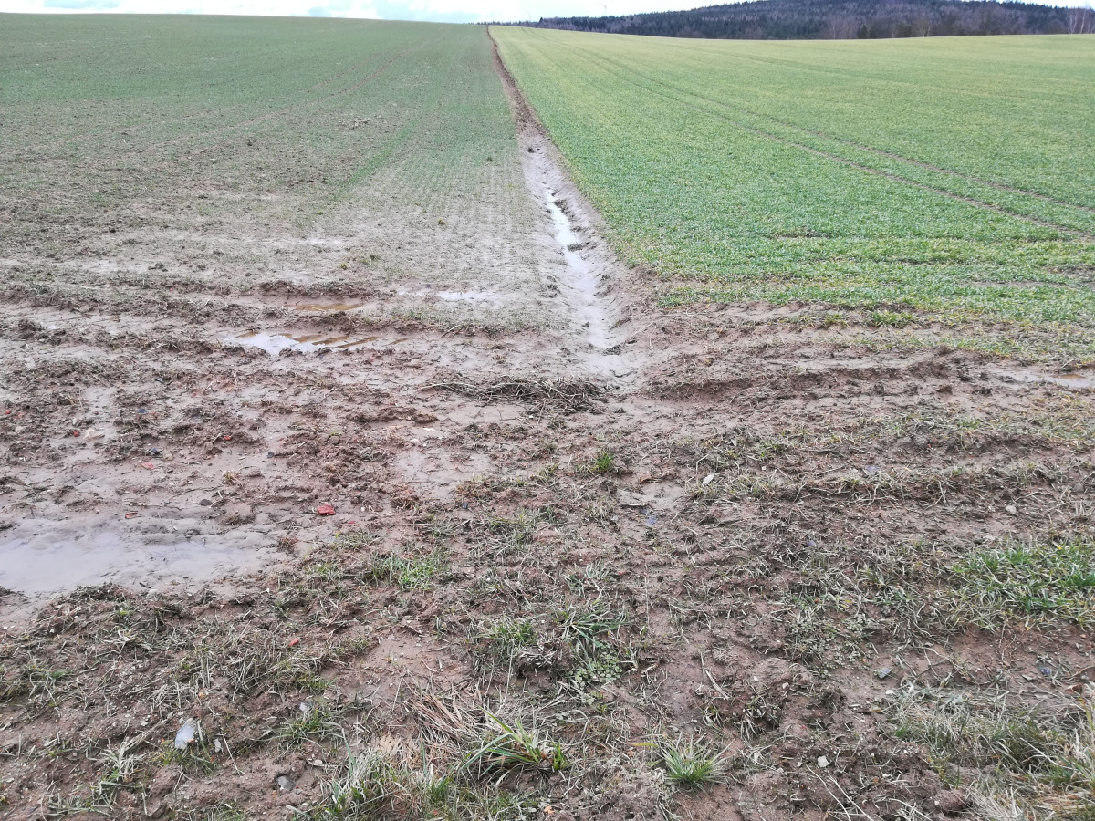 Erosion auf Feldern, ehemals durch eine Grünfläche abgemildert